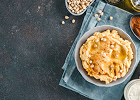 Una ciotola di hummus con ceci