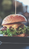 盘中的汉堡