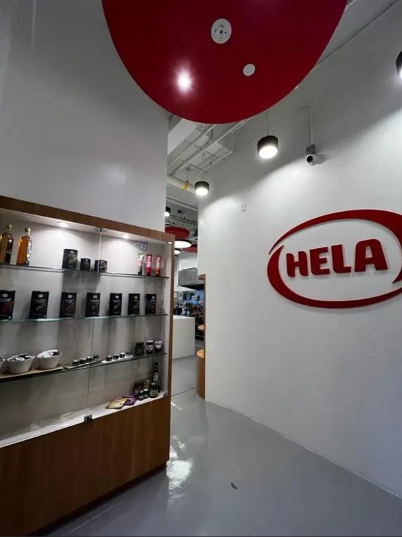 Interno di un ufficio HELA con il logo HELA e scaffali di prodotti