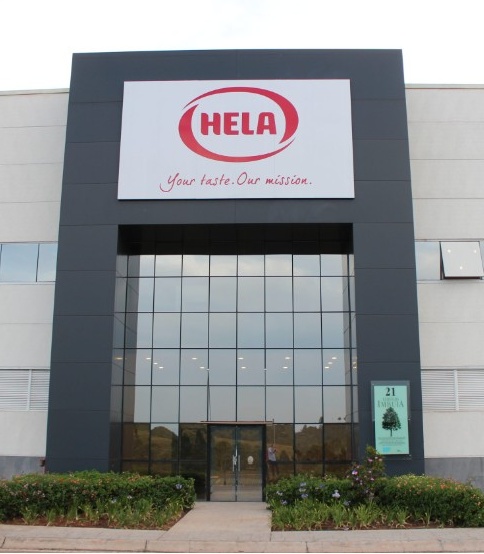 مدخل أحد مباني HELA مع شعار HELA