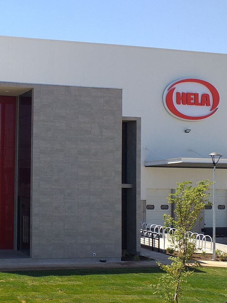 مبنى حديث لـ HELA يحمل شعار HELA