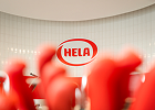 شعار HELA مع زجاجات منتجات حمراء في المقدمة