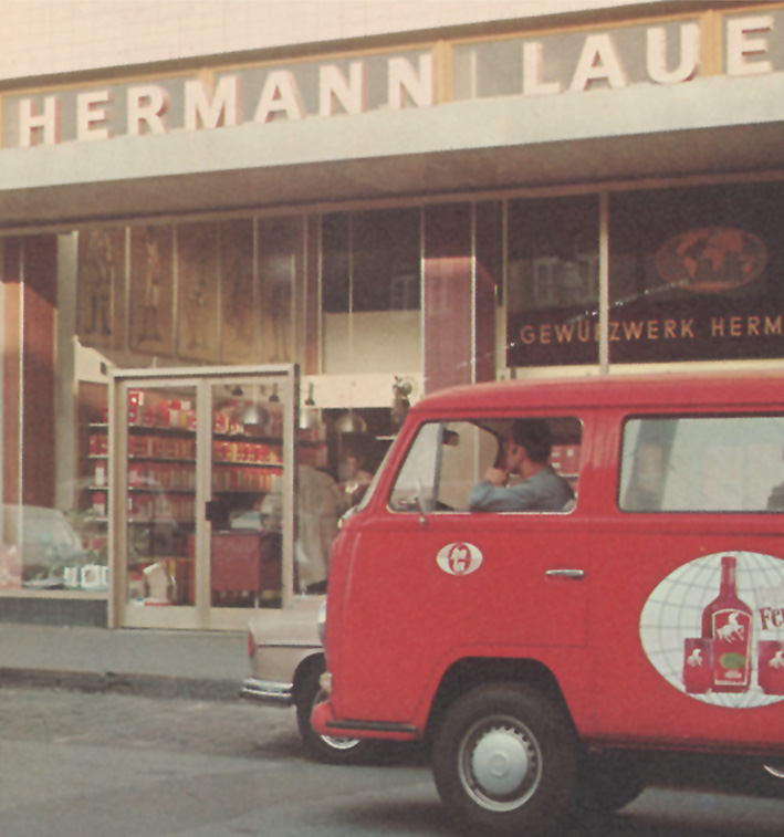 واجهة المتجر التاريخية لـ Hermann Laue وشاحنة توصيل حمراء