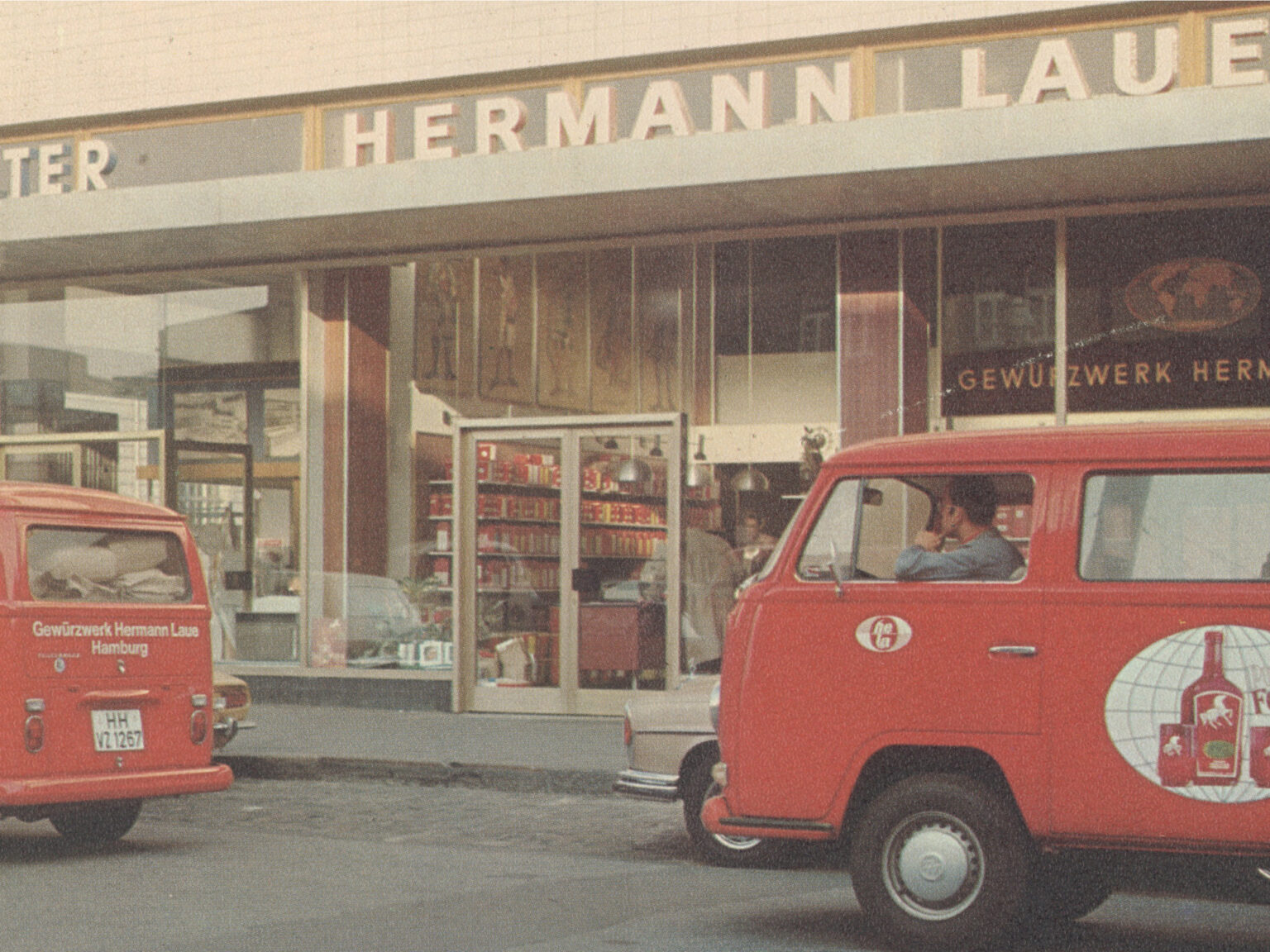 Storica vetrina del negozio Hermann Laue e furgoni rossi per le consegne